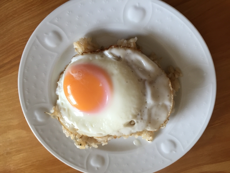 ちりめんチャーハンの目玉のっけ