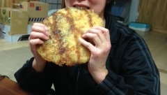 肉汁たっぷり超巨大焼きおにぎりせんべい