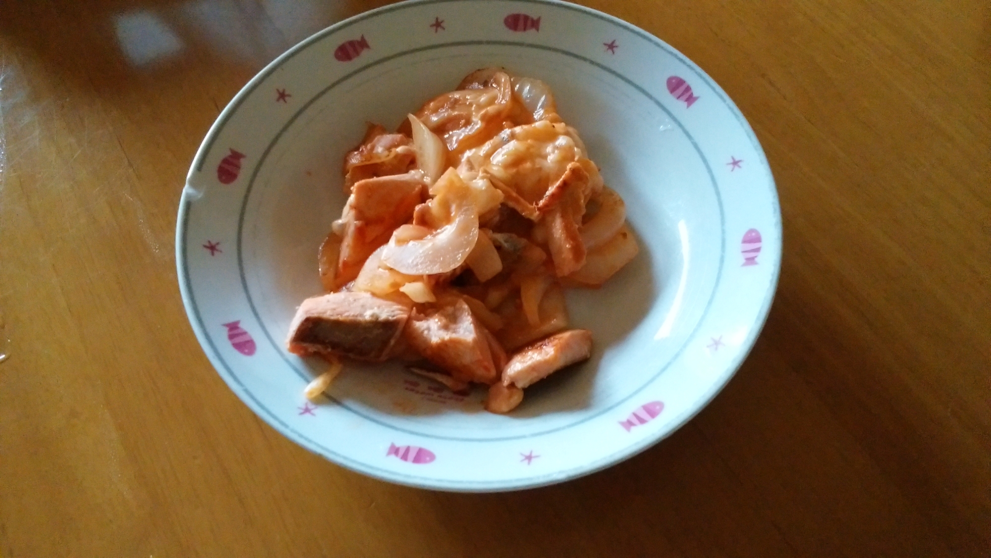 鮭と玉ねぎのケチャップチーズ炒め