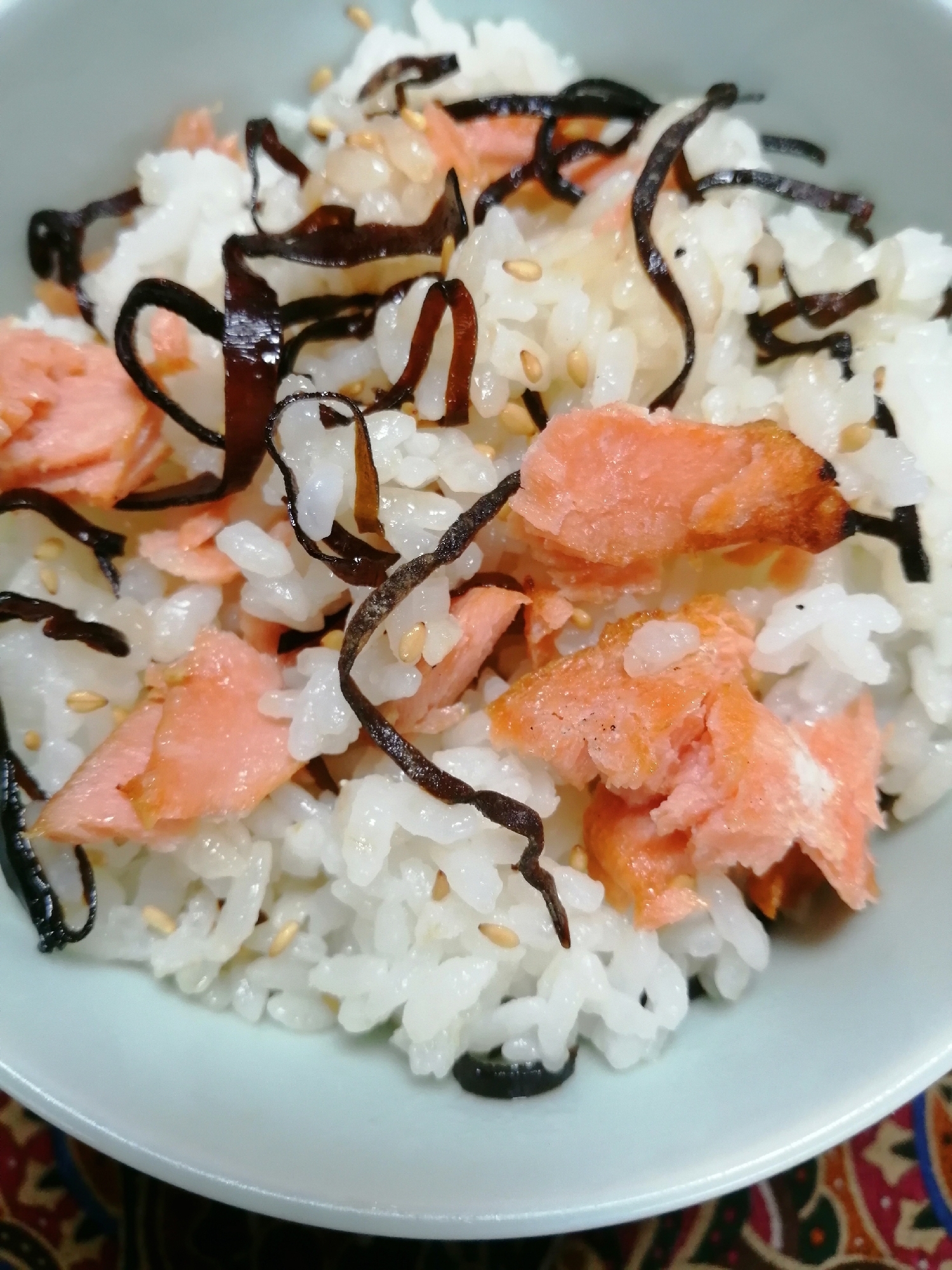 鮭の塩焼きと昆布とごまと白だしかけご飯