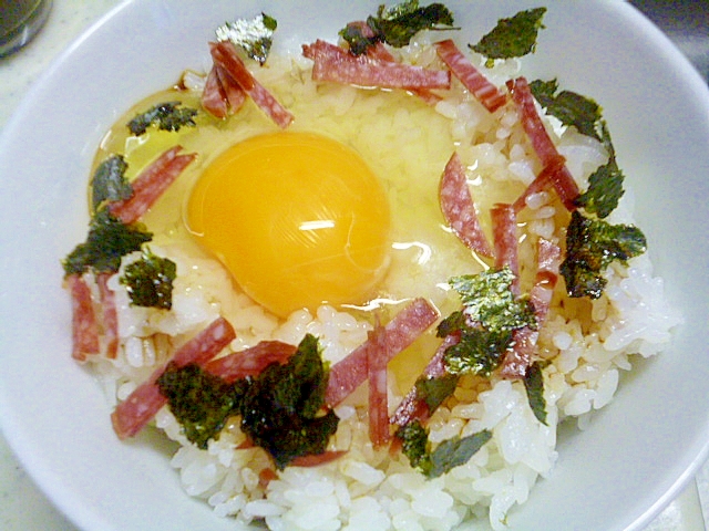 簡単♪アレンジ♪サラミと焼き海苔のたまごかけご飯