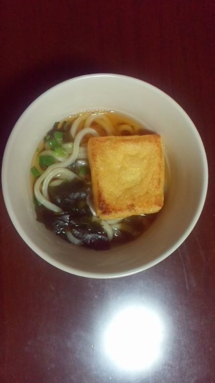 わかめと焼き油揚げのうどん