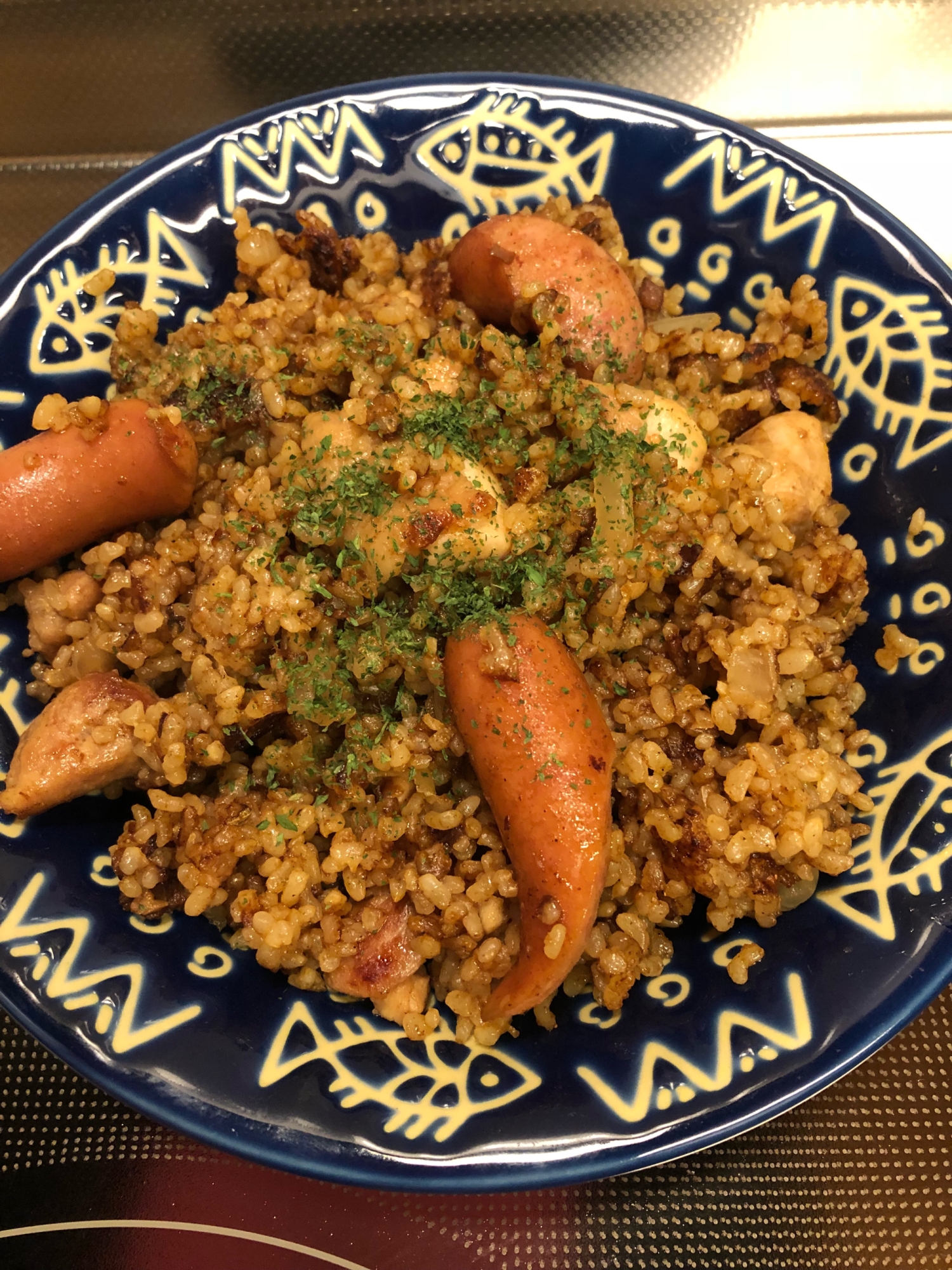 皿に盛りつけられたレトルトチキンカレーチャーハン