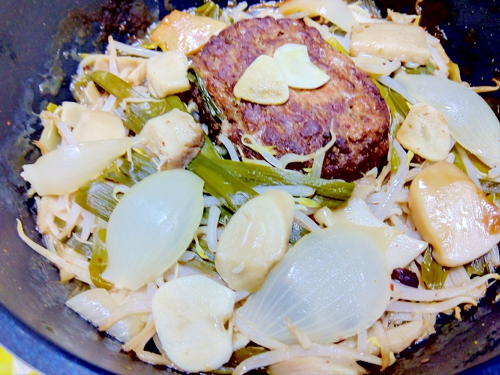 ニラ小玉葱エリンギもやしハンバーグ蒸し煮