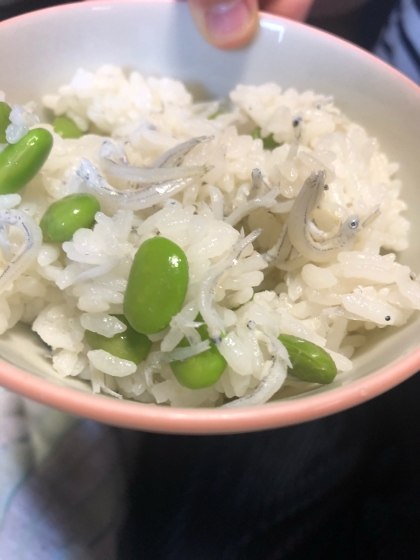 味も彩もばつぐんです！しらすと枝豆混ぜご飯