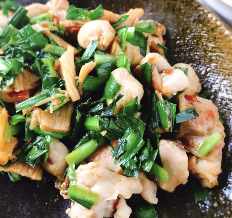 鶏膝軟骨とニラのピリ辛炒め