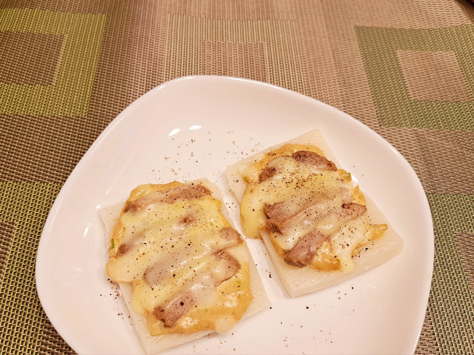 ねぎ味噌マヨネーズソース&チャーシューの もちピザ