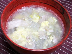 セロリ・エリンギ・豚肉入りふわっと卵の春雨スープ