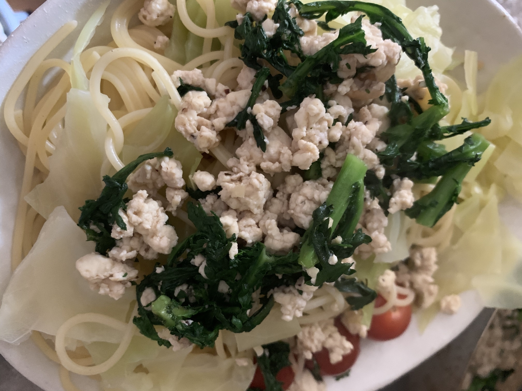 鶏胸肉と豆腐のふわふわソボロと春菊のパスタ