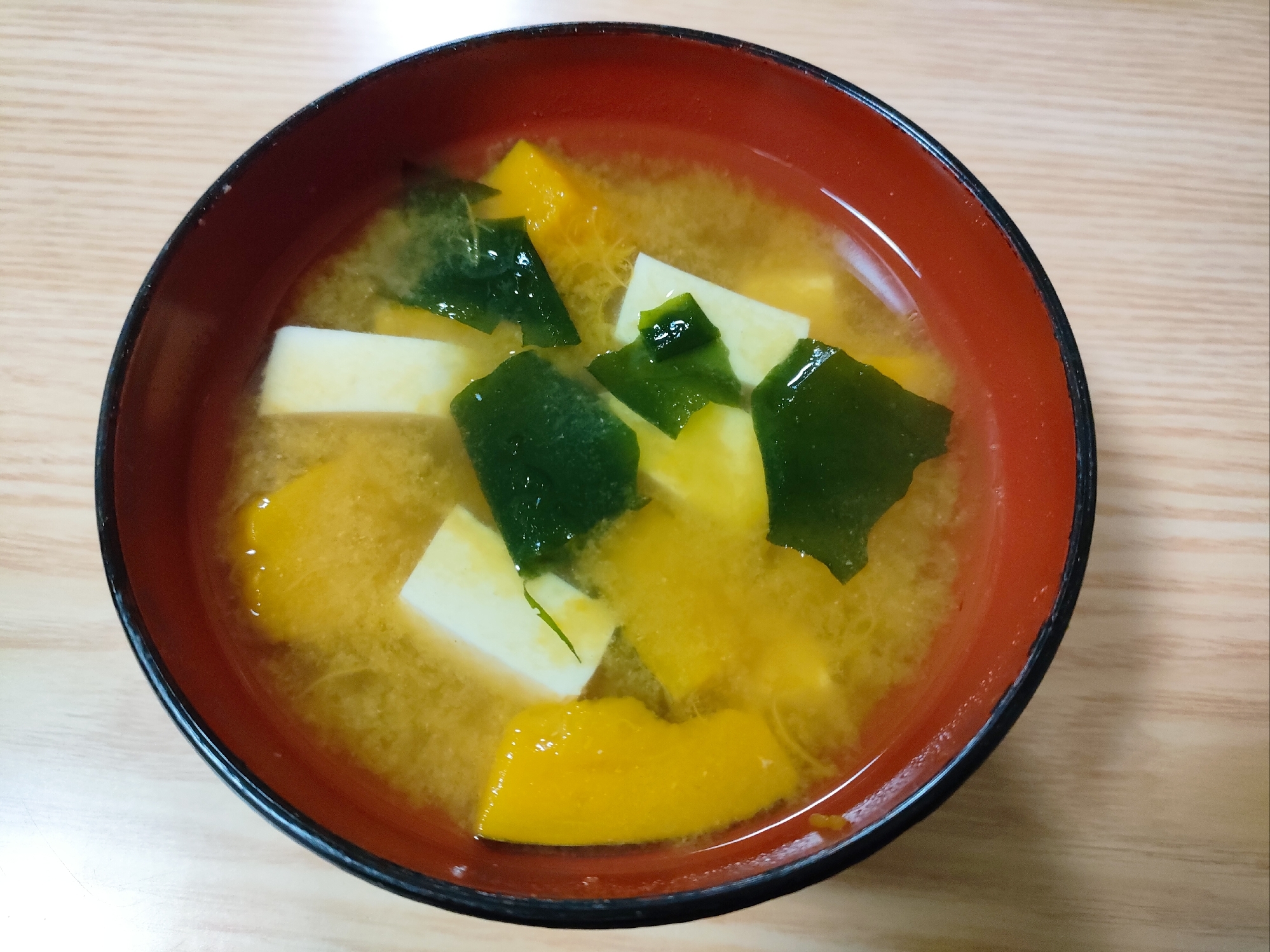 かぼちゃと豆腐とわかめの味噌汁