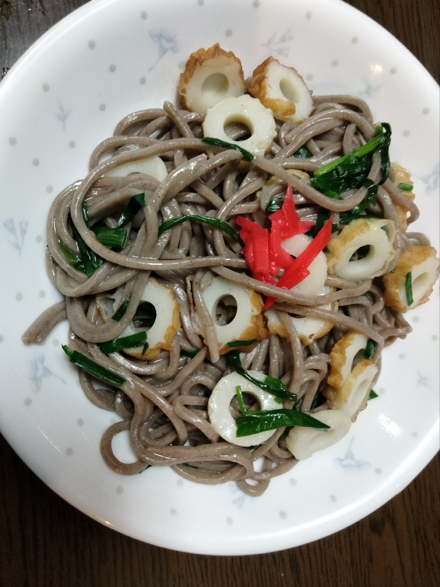 和そばで焼きそば！ニラちくわ、紅生姜のせて