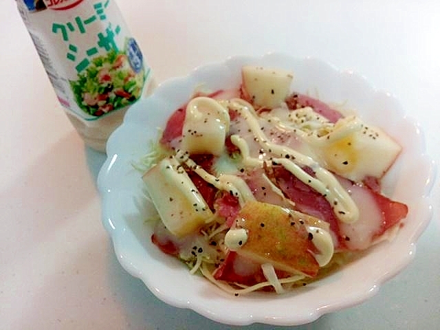 キャベツ・ビーフハム・林檎のシーザーサラダ