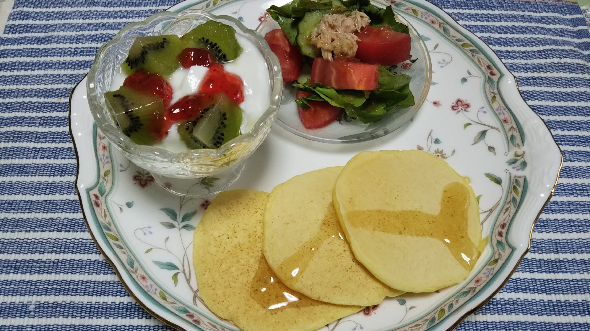 パンケーキとキウイ入りヨーグルトと野菜ツナサラダ☆