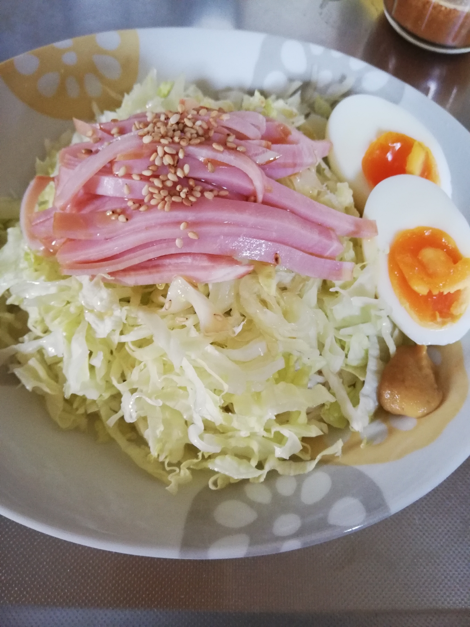 ハムとレタスのゴマダレそうめん