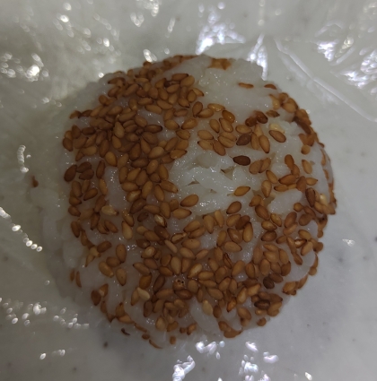 白すりごまとおかかのおにぎり