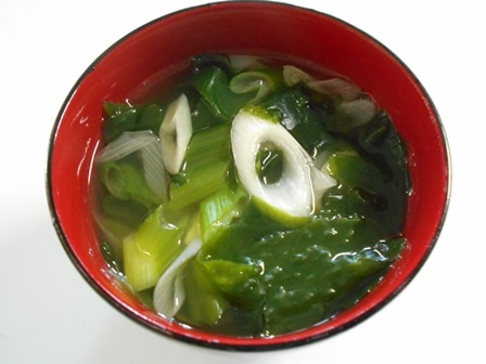 軟白ねぎとわかめの　中華スープ