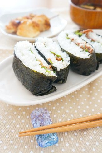 牛肉大和煮缶でおにぎらず