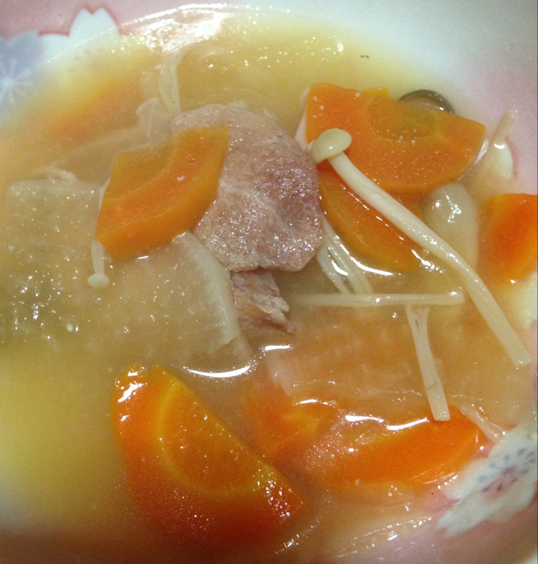 鳥もも肉と根菜の味噌汁