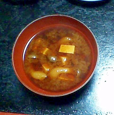 しめじと豆腐の味噌汁（赤みそ）