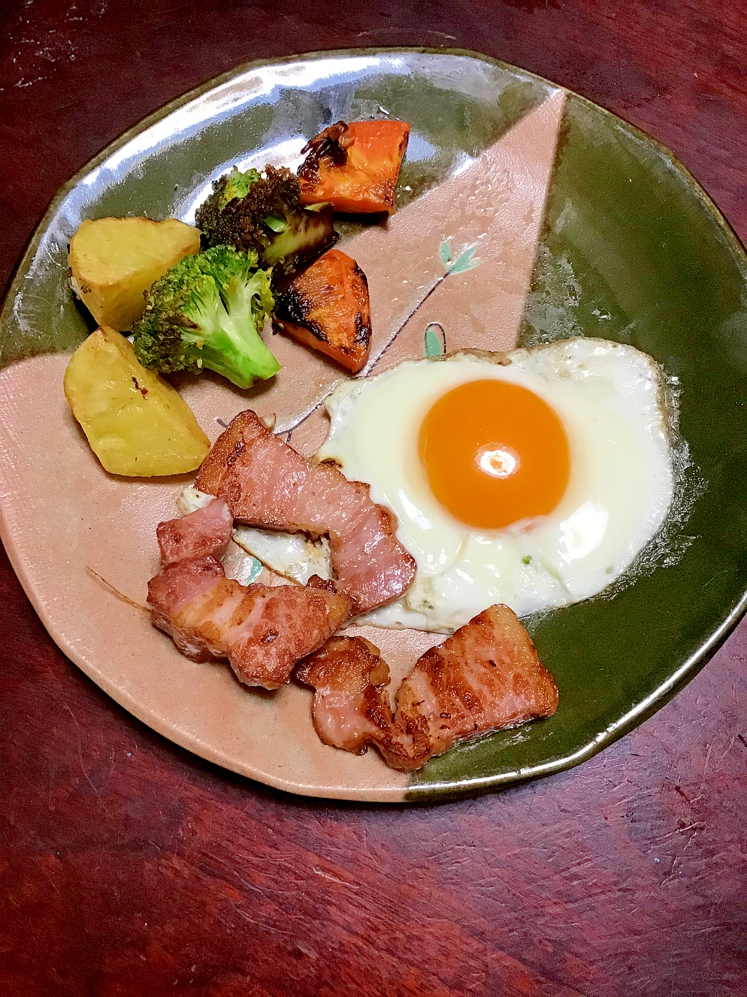 厚切りベーコンと野菜の目玉焼き。