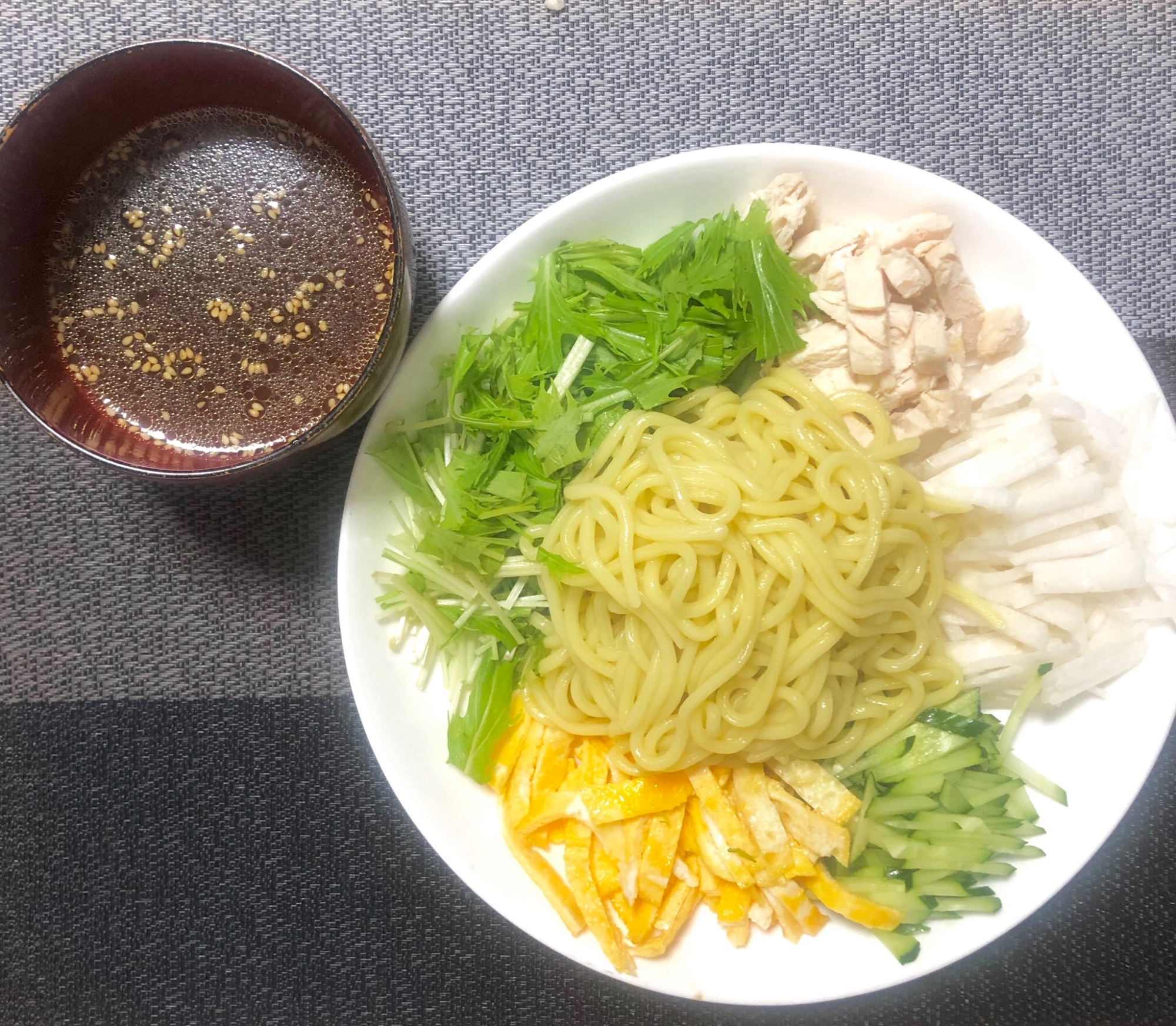 きゅうりを使った、ごま油香るピリ辛つけ麺