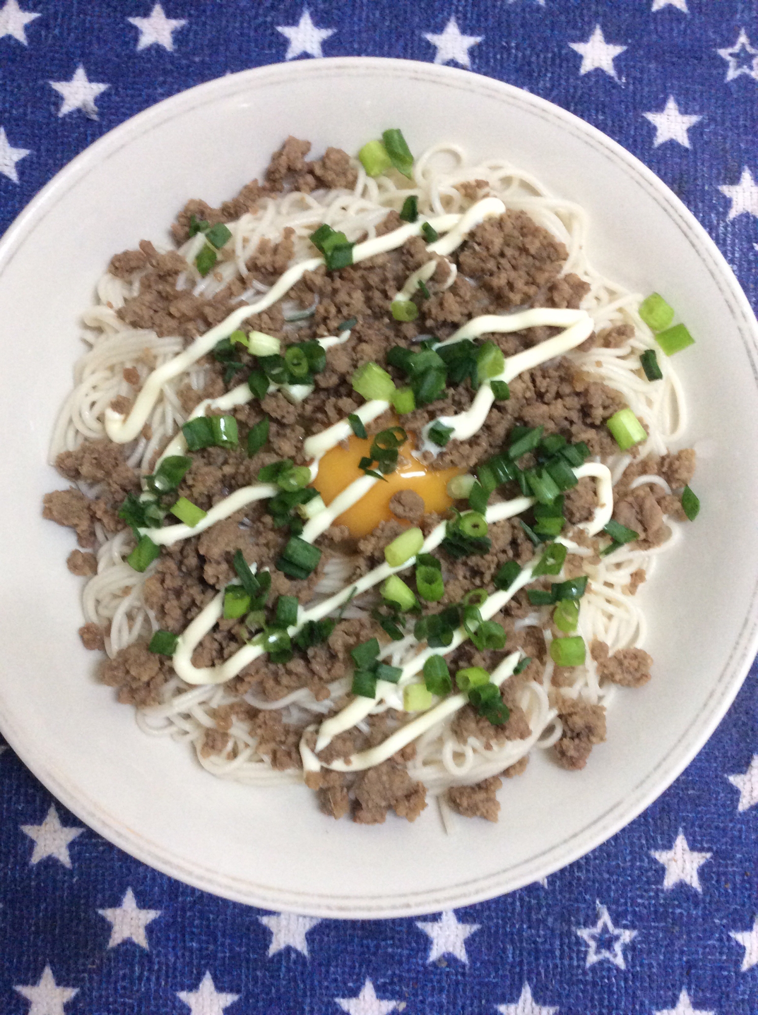 肉そぼろ乗せ♪釜玉そうめん