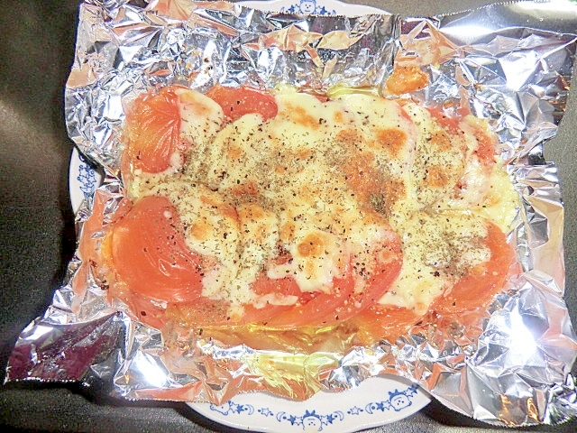 チーズとトマトのホイル焼き