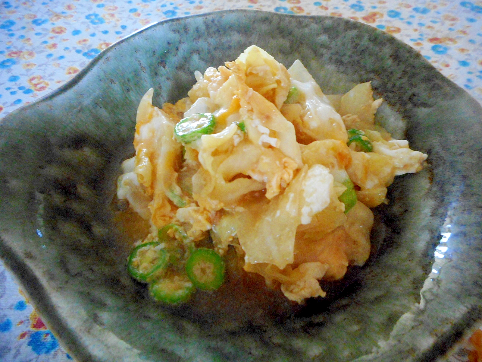 キャベツとオクラの味噌卵とじ