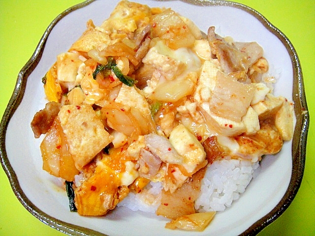 豆腐と豚キムチの玉子丼