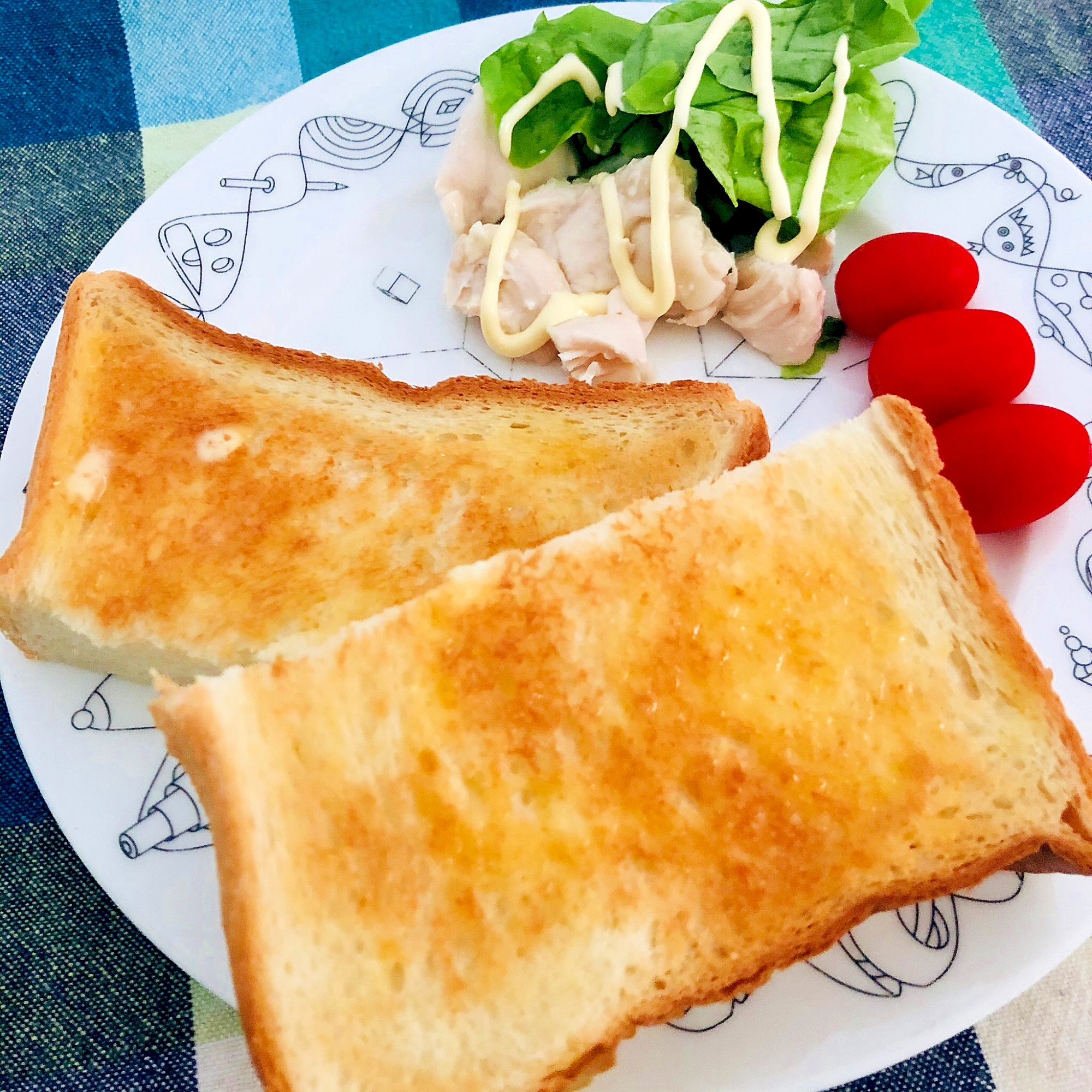 鶏ハムとトマトとトースト