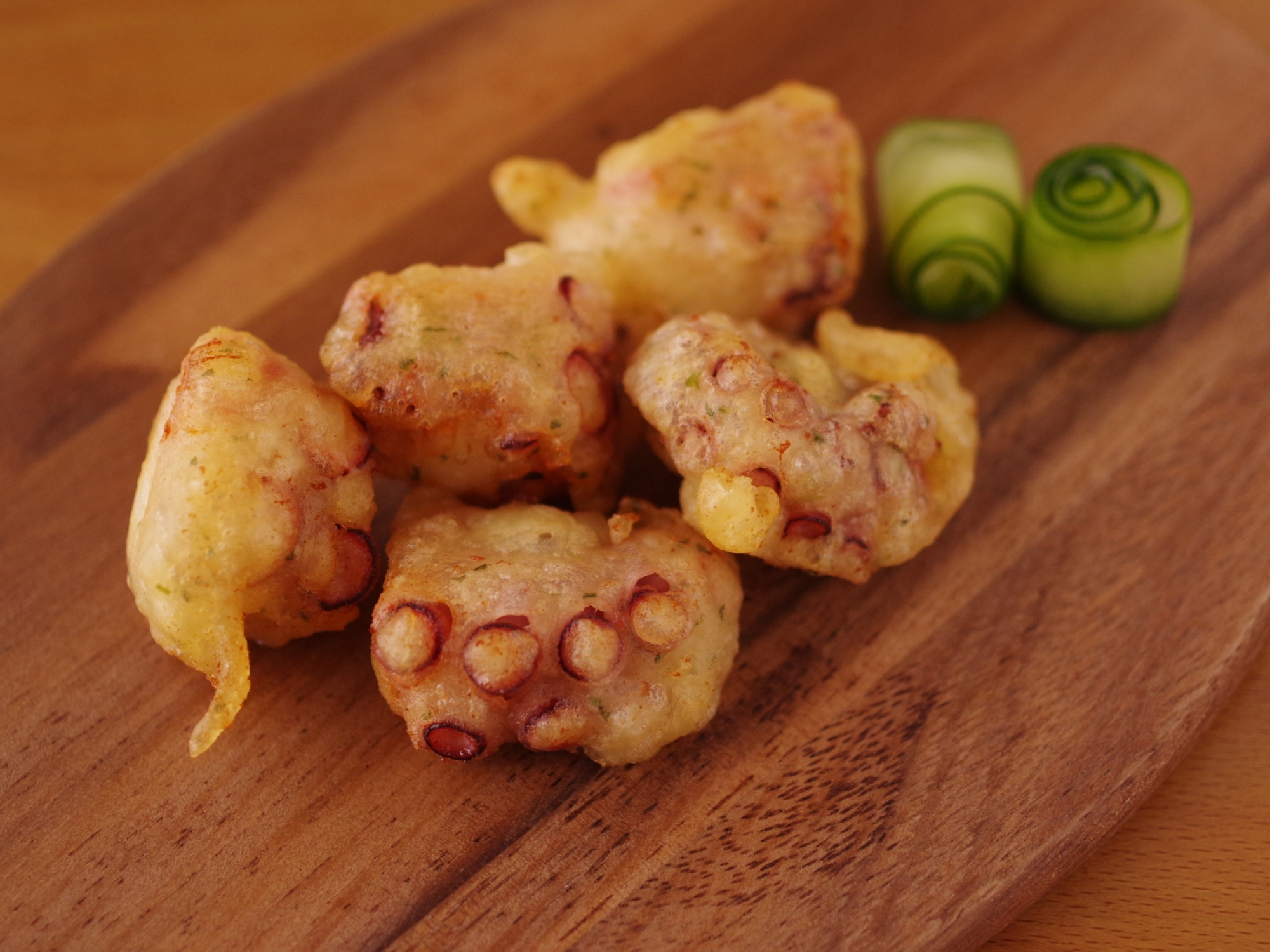 まな板にのったたこの天ぷら