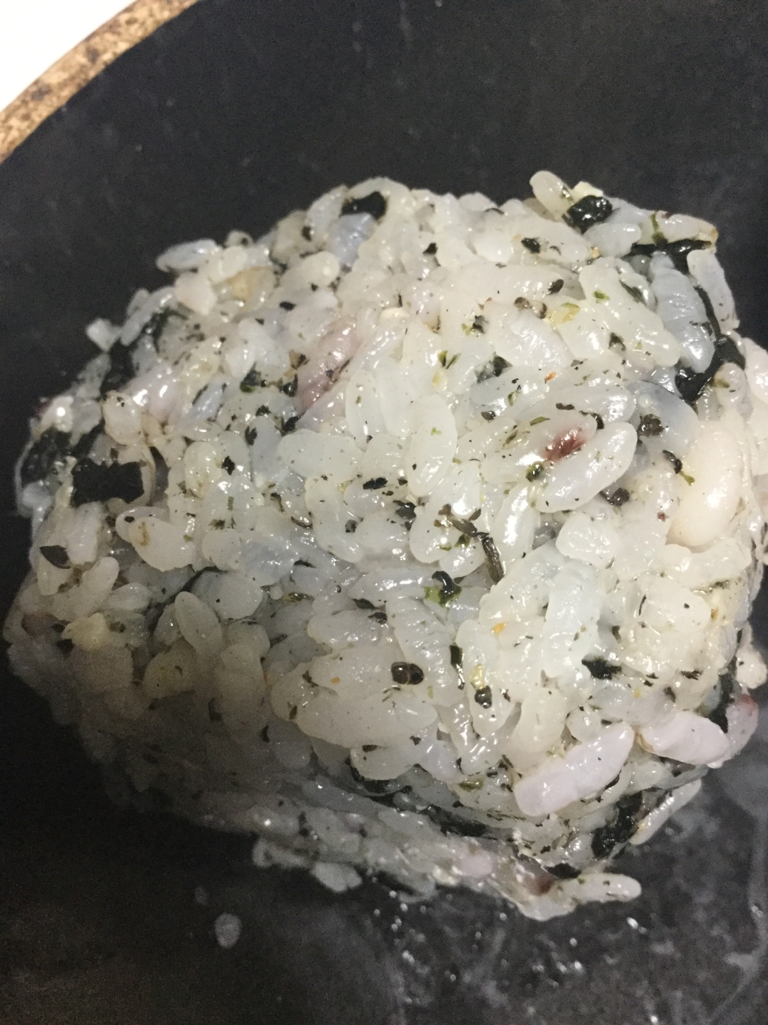 醤油麹と黒すりごまでおにぎり