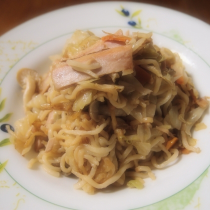 ツナ缶のしょうゆ焼きそば