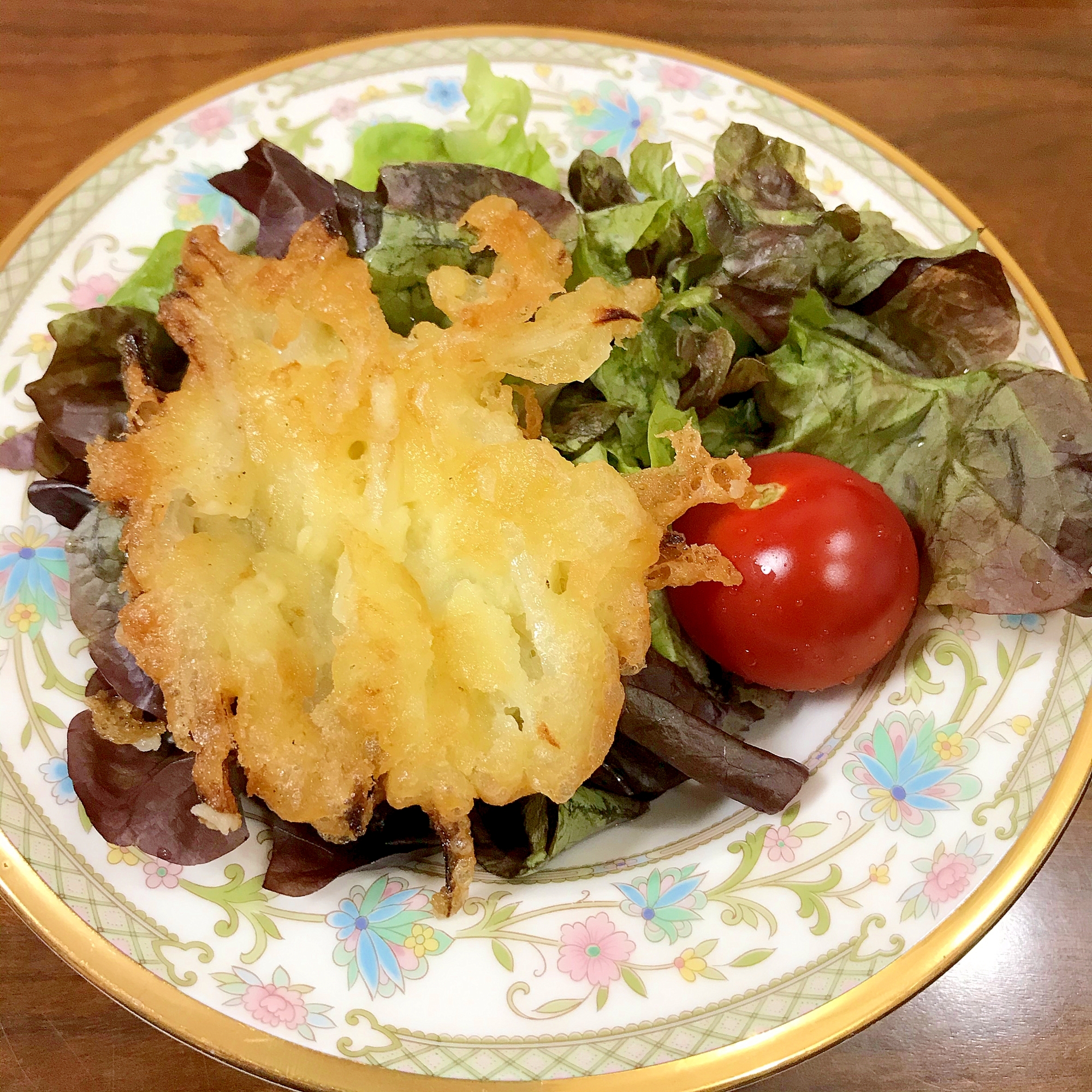 玉ねぎかき揚げ、リーフレタス、トマトのサラダ