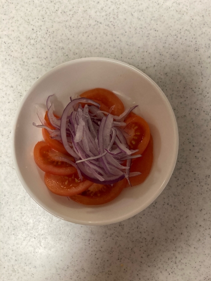 トマトと紫玉ねぎのガーリックサラダ