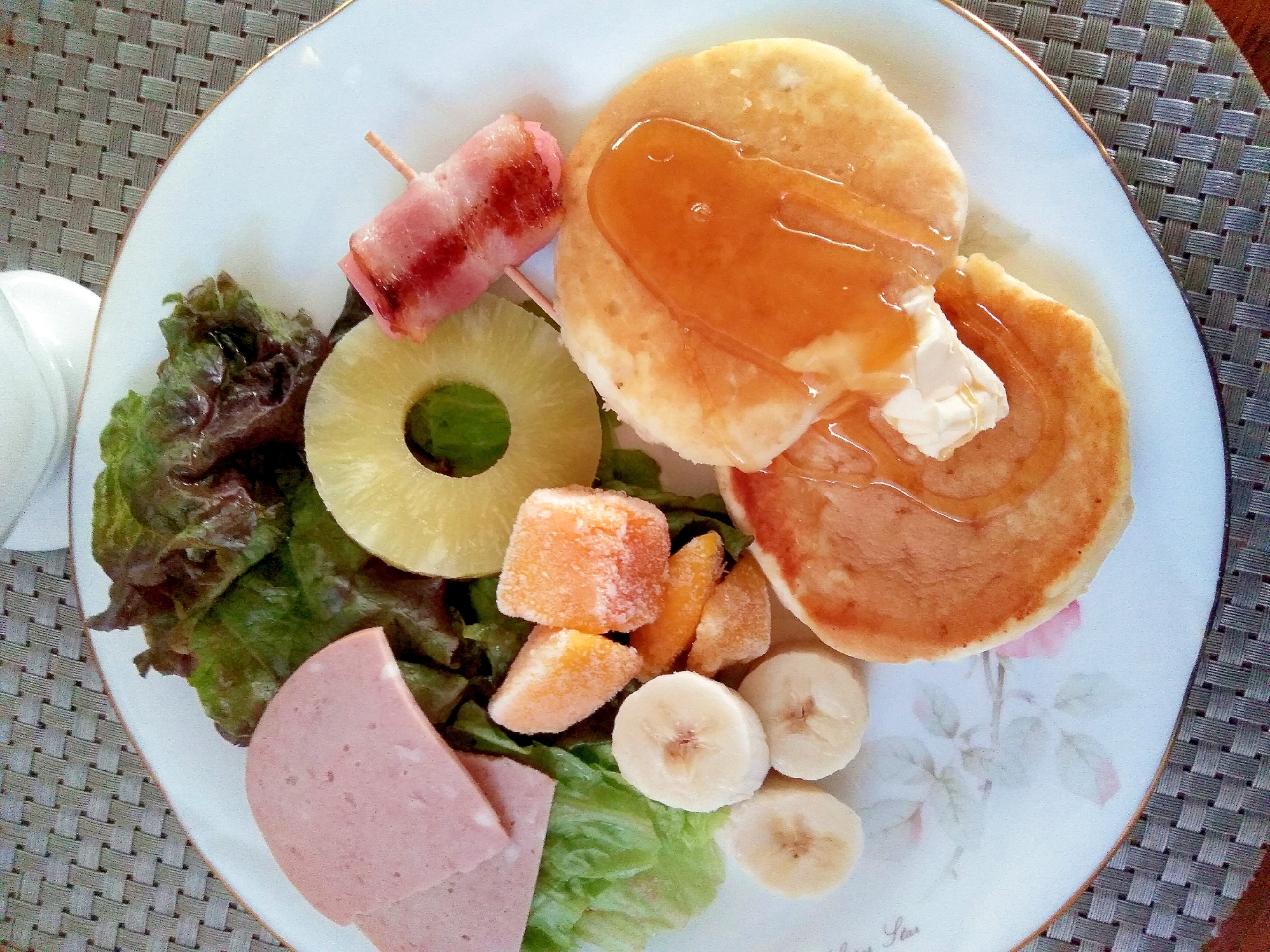 休日♡パンケーキのソーセージ添えフルーツ畑