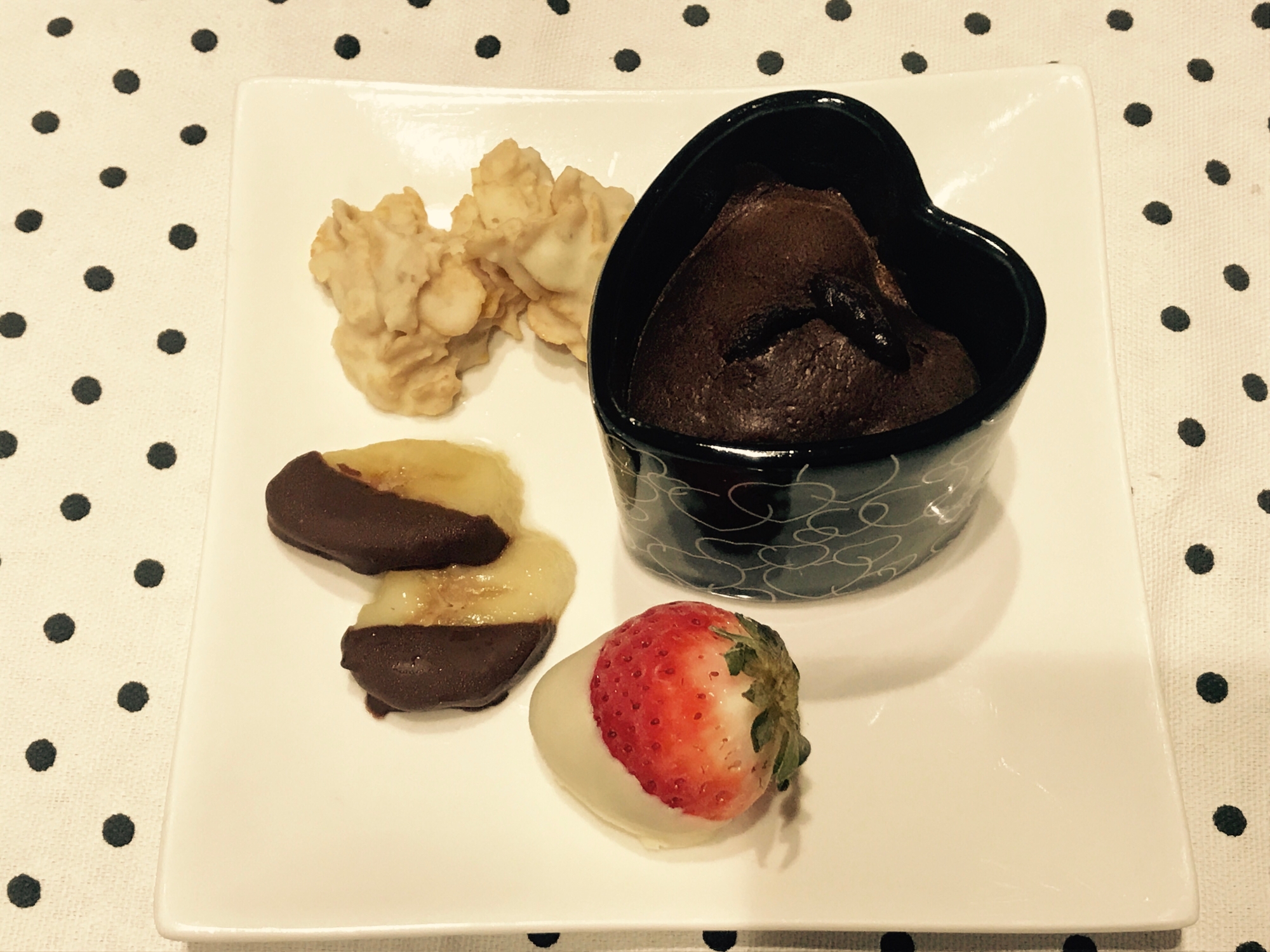 皆んな大好き♡ホワイトチョコクランチ（写真左上）