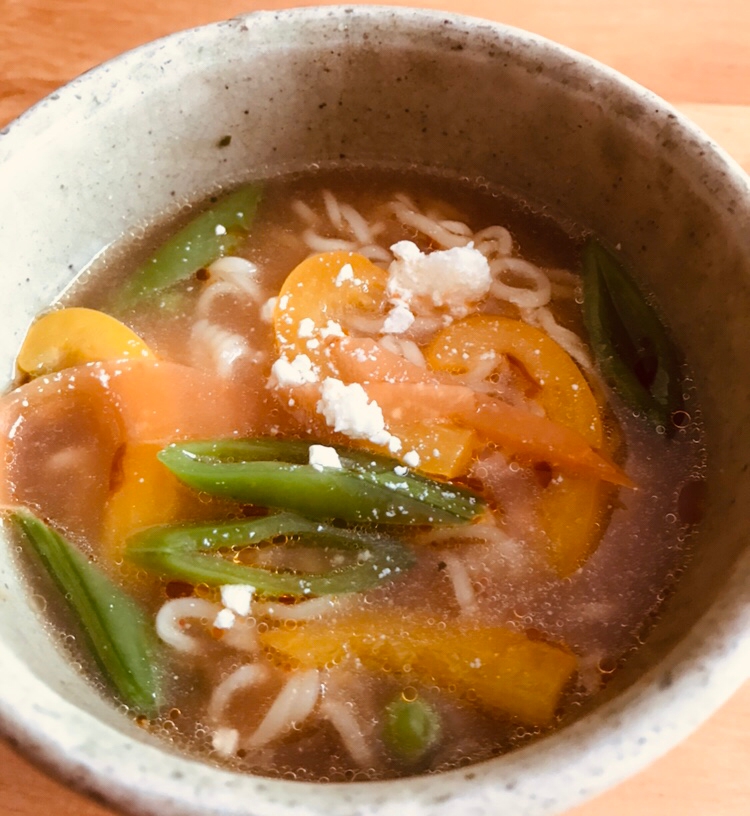 人参とパプリカ、スナップえんどうのチーズラーメン