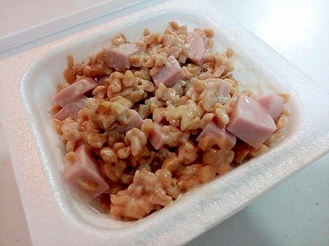 魚肉ソーセージと胡桃のひきわり納豆