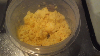 朝食に卵2個で作りました。電子レンジの加熱時間の微調整が難しく、ちょっと固くなっちゃいましたが、美味しかったです。