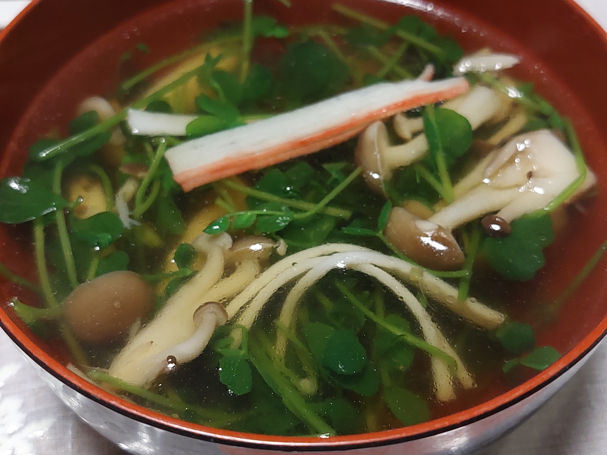 豆苗とカニカマとしめじの中華スープ