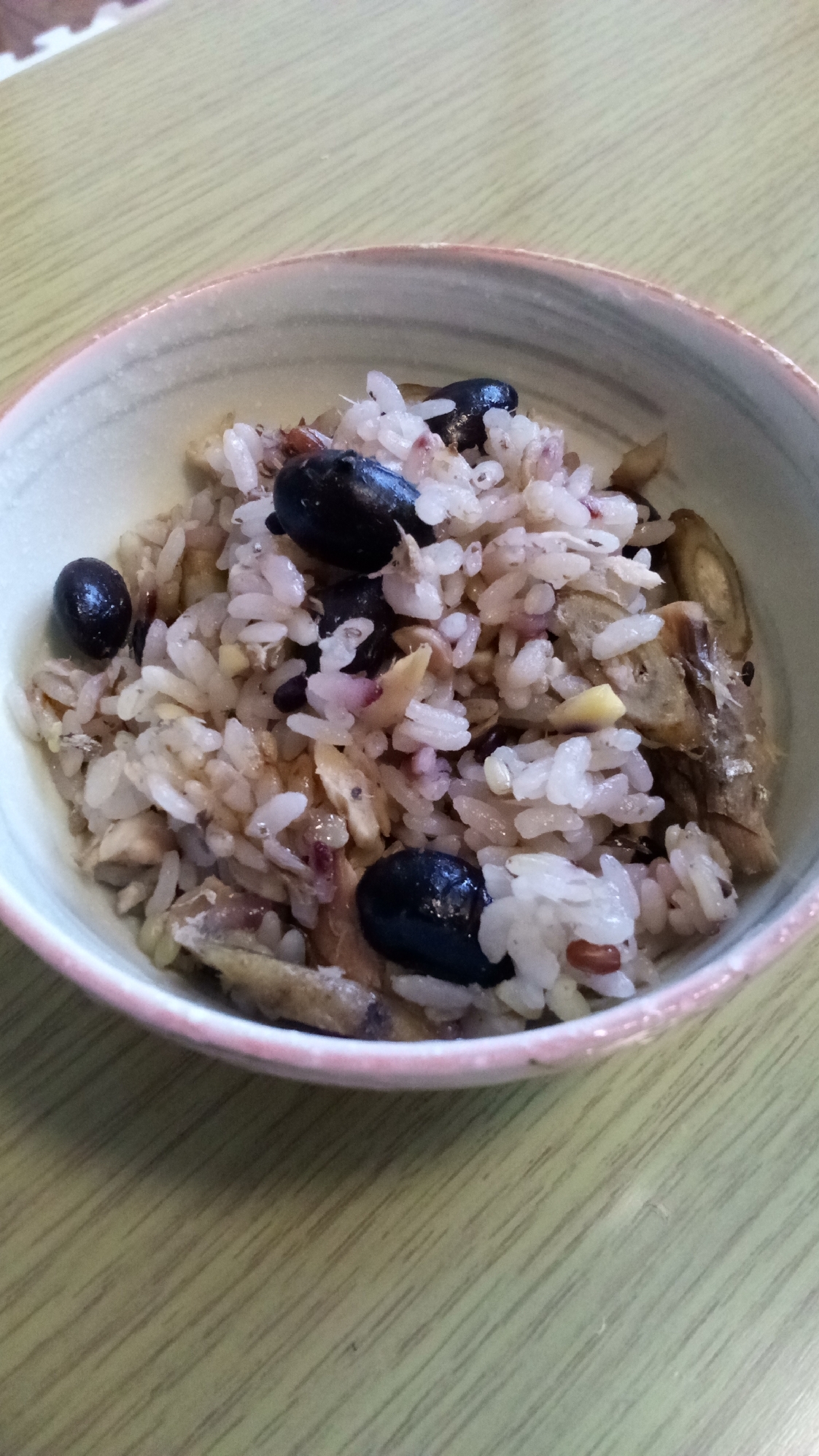 黒豆と鯖缶の炊き込みご飯☆意外と合うよ