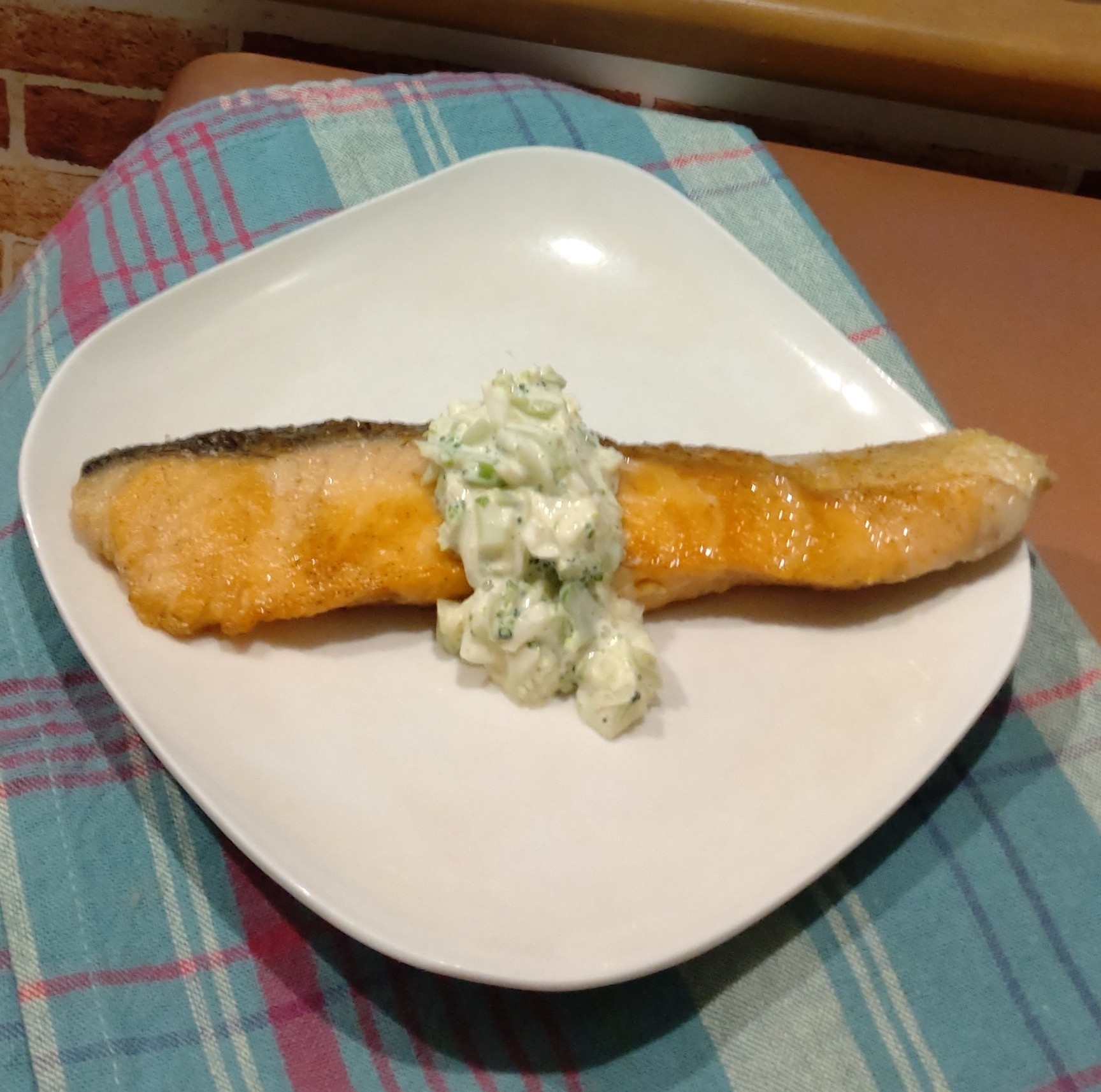 ブロッコリーヨーグルトソースで鮭のムニエル