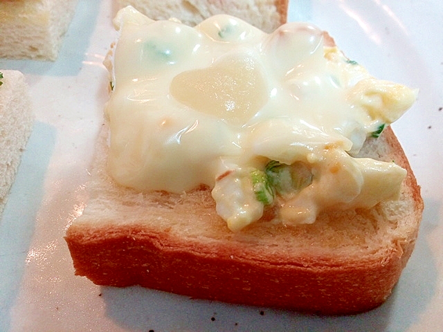 たまごサラダとチーズとレモンのミニトースト