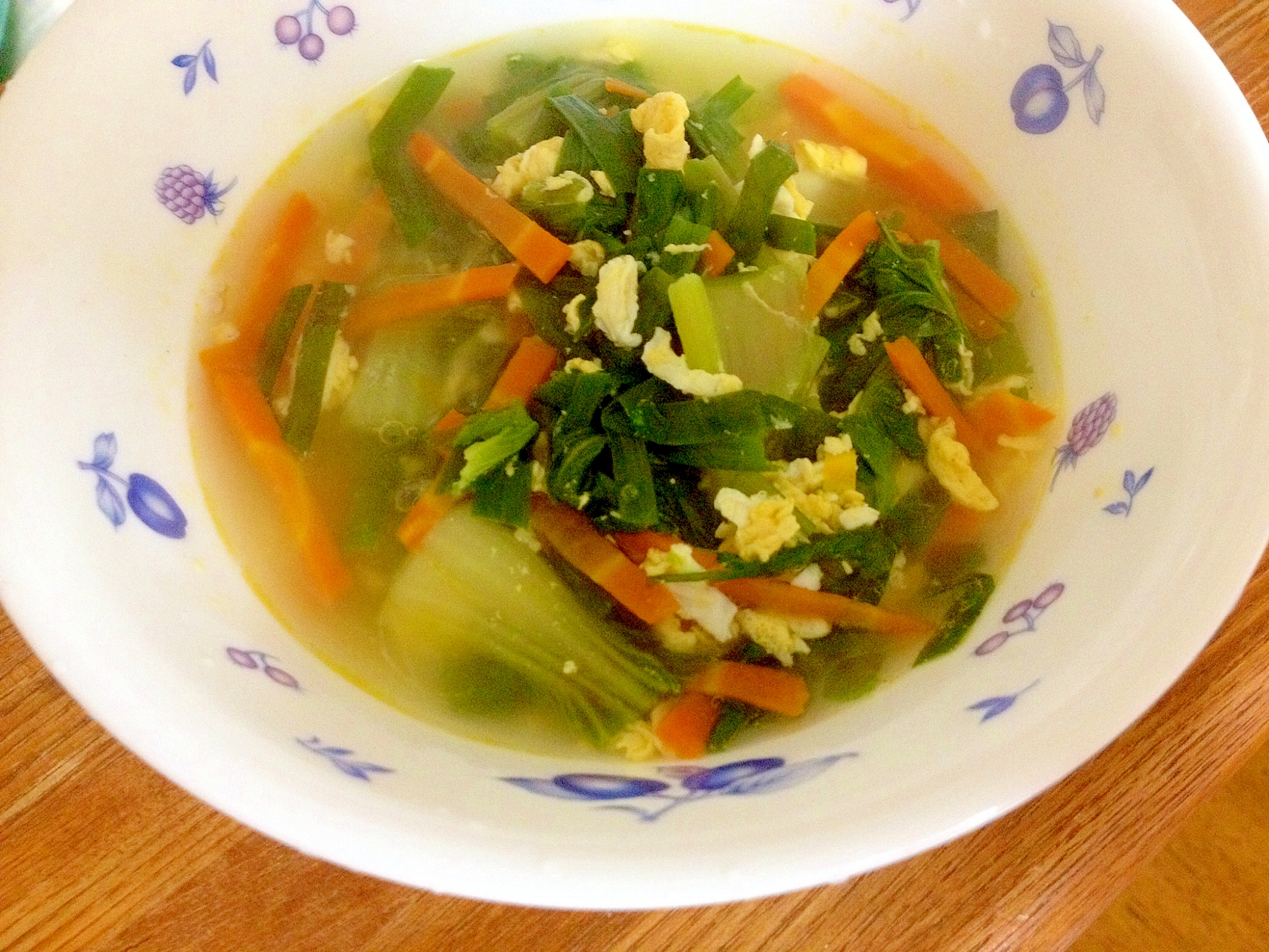 卵青梗菜ニラと人参の中華スープ