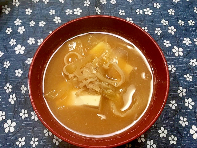 豆腐とえのきと野菜の味噌汁