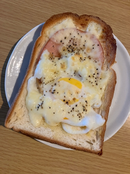 目玉焼きとハムの焼きチーズトースト♪