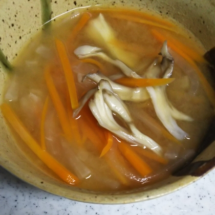 大根と舞茸にんじんの味噌汁