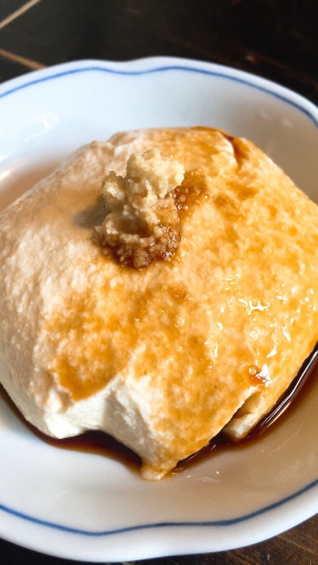 白いお皿に盛り付けられたしょうがすりおろしがのった手作り豆腐