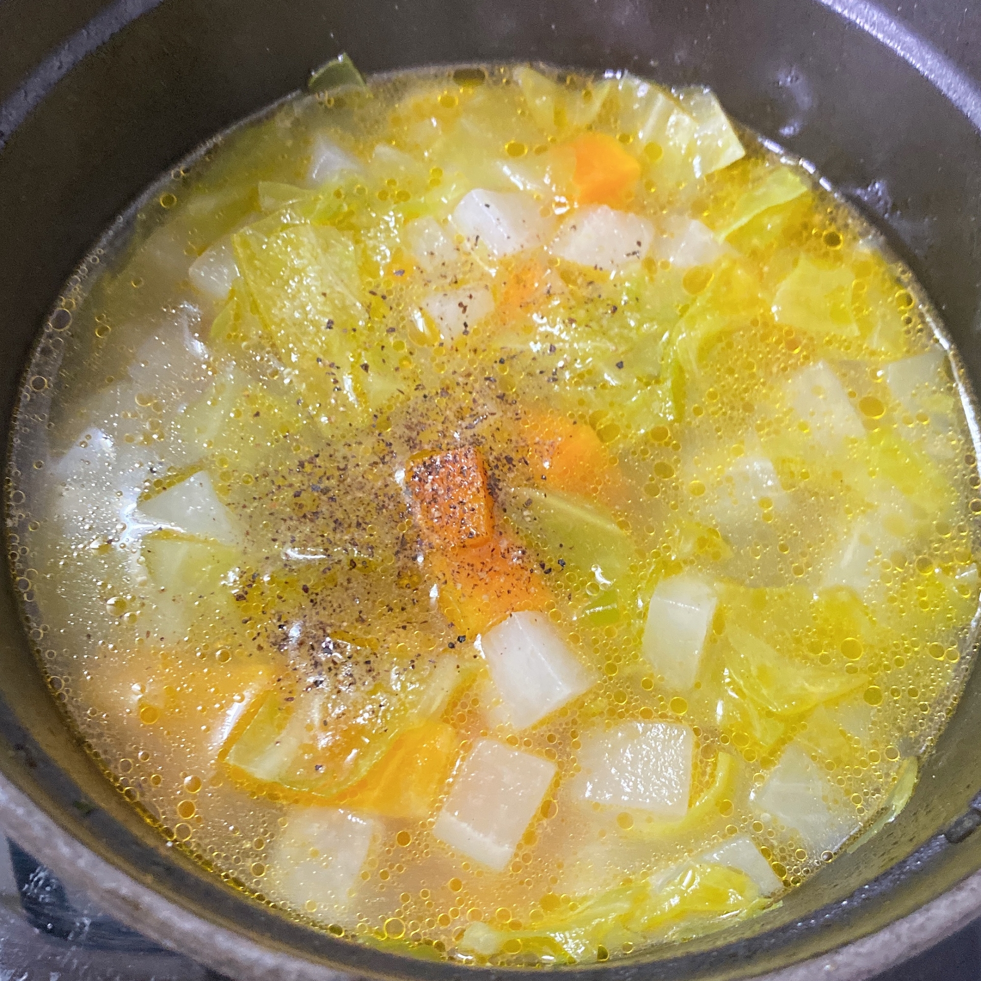 にんじん、カブ、キャベツのスープ